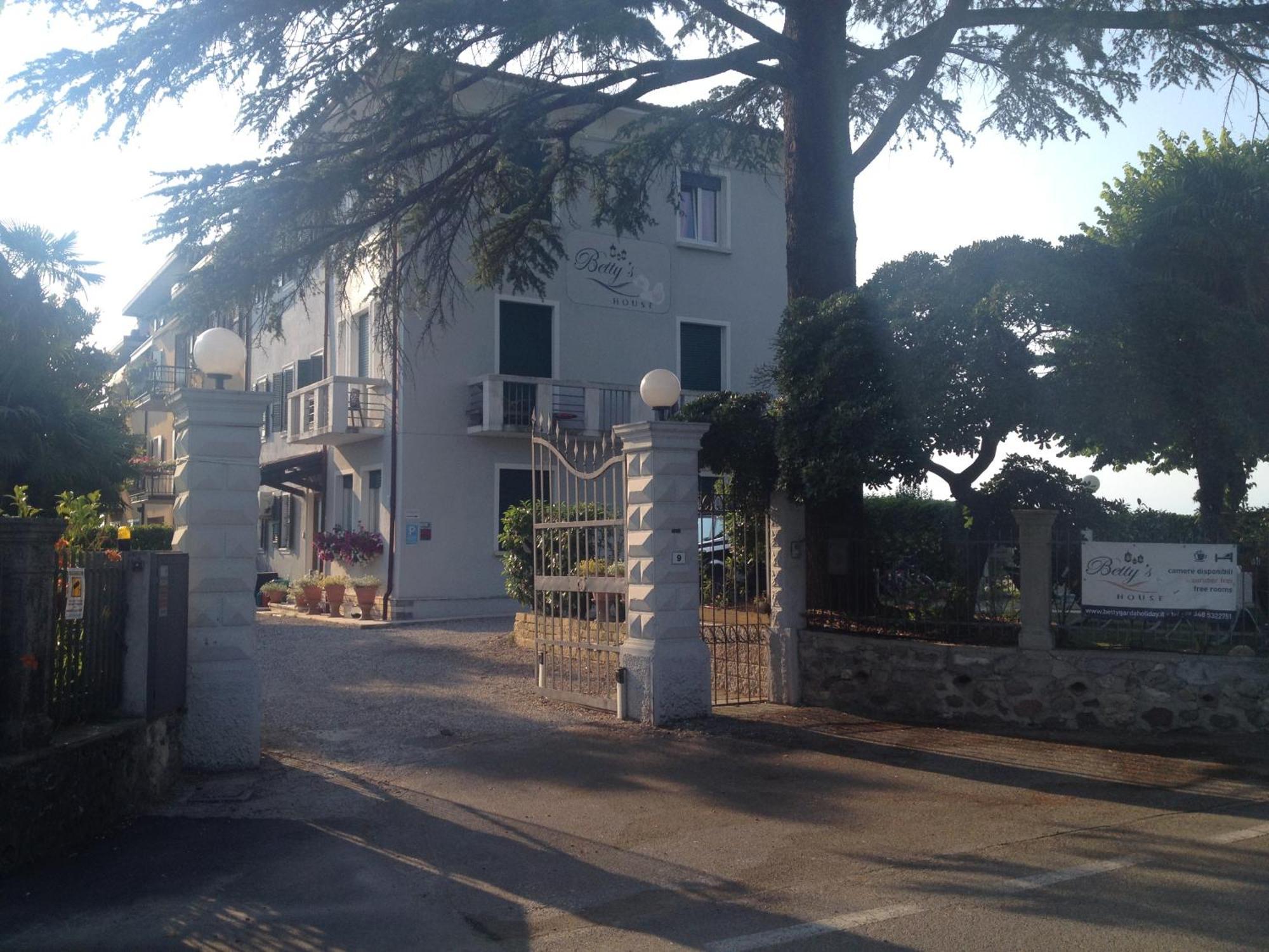 Betty'S House Bed and Breakfast Λατζίζε Εξωτερικό φωτογραφία